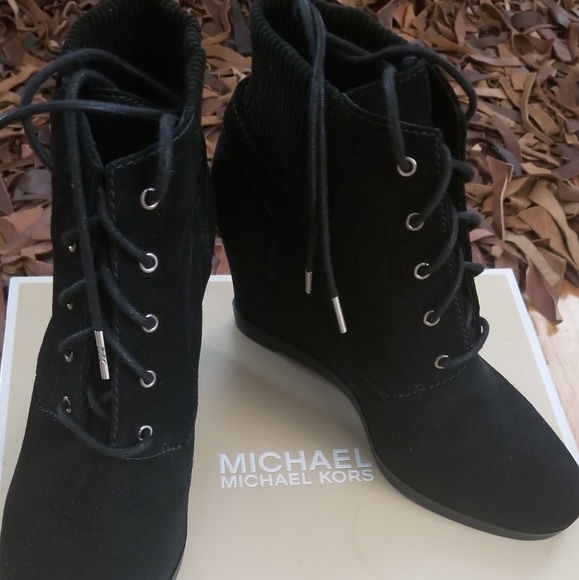 Michael Kors Carrigan Booties, NWB - Picture 4 of 14